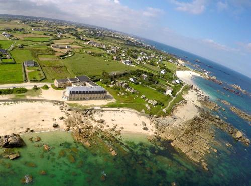 una vista aérea de una isla en el océano en Hôtel de la Mer, en Brignogan-Plage