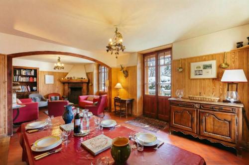Grand Chalet des Moussoux 6BR: Terrace, Garden, Views, Sleeps 10 - Happy Rentals