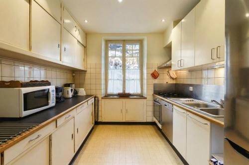 Grand Chalet des Moussoux 6BR: Terrace, Garden, Views, Sleeps 10 - Happy Rentals