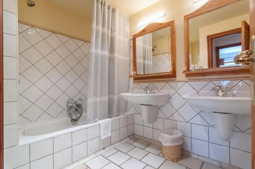 Bilik mandi di Hotel Vilagaros