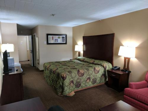 Un pat sau paturi într-o cameră la Luxury Inn
