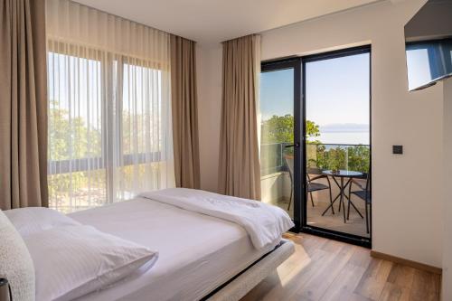 Villa Isabel - Luxury Apartments with Heated Pool & Sea View