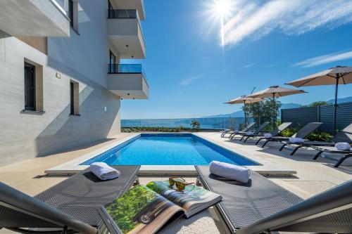 Villa Isabel - Luxury Apartments with Heated Pool & Sea View
