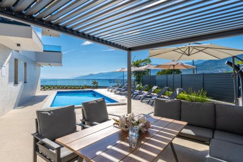Villa Isabel - Luxury Apartments with Heated Pool & Sea View