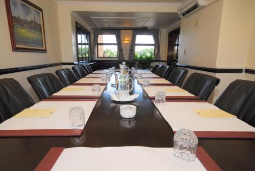 Zona business o sala de conferencias en The Centurion Hotel