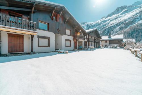 Alpine Duplex w/ Balcony & Fireplace - Happy Rentals