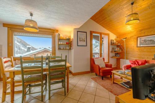 Alpine Duplex w/ Balcony & Fireplace - Happy Rentals