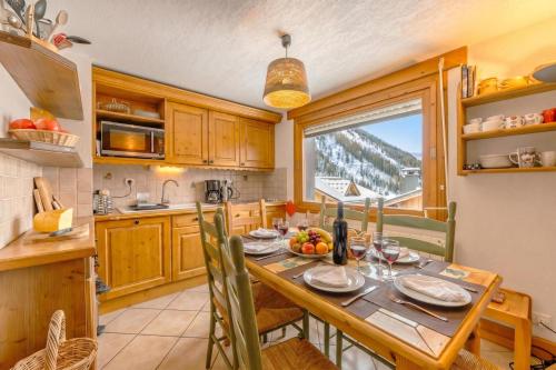 Alpine Duplex w/ Balcony & Fireplace - Happy Rentals