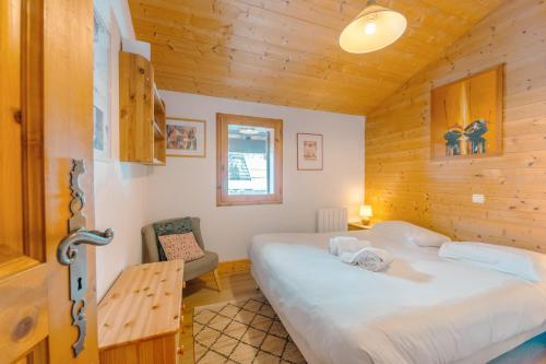 Alpine Duplex w/ Balcony & Fireplace - Happy Rentals