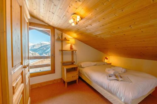 Alpine Duplex w/ Balcony & Fireplace - Happy Rentals