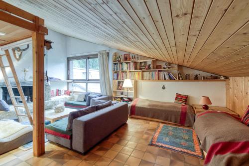Apt Le Grenier Ski-in/Ski-out views, sleeps 7 - Happy Rentals