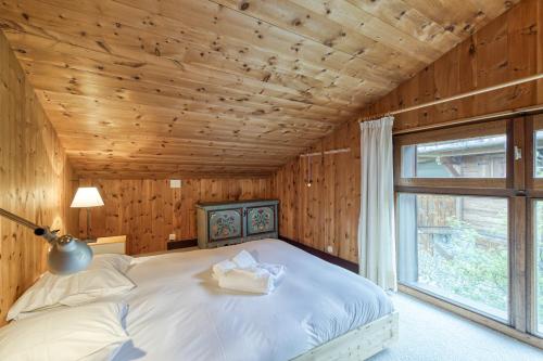 Apt Le Grenier Ski-in/Ski-out views, sleeps 7 - Happy Rentals