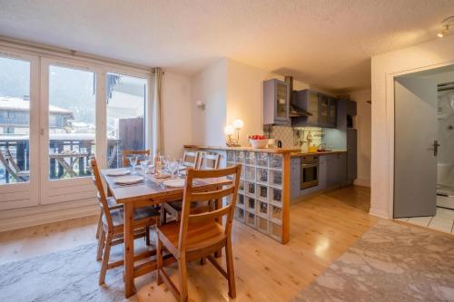 Apt Lyret1 Central Chamonix 4-Min Walk to Aiguille du Midi - Happy Rentals