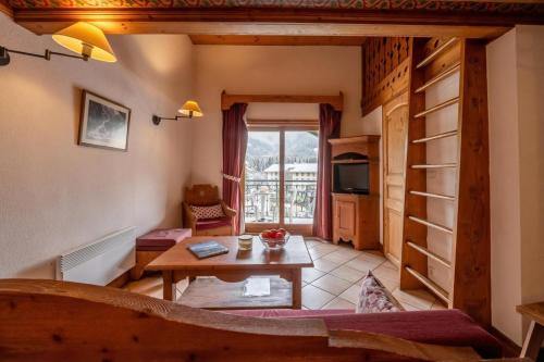 Le Cristal GM20 Mountain View, Pool, Private Sauna & Parking - Happy Rentals