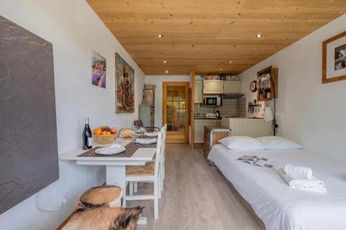 Clos Du Savoy - South Facing Balcony - Happy Rentals