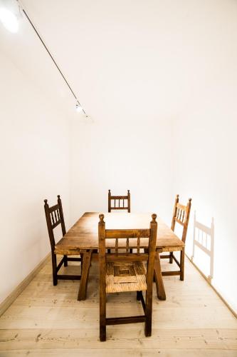 a wooden table and chairs in a room at Dimora Al Bivacco in Pieve di Cadore