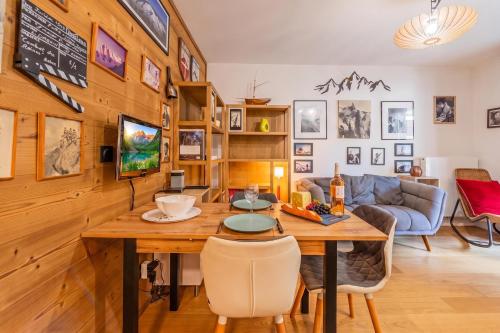 White Pearl B12 Cosy Chamonix Base for 2 - Happy Rentals