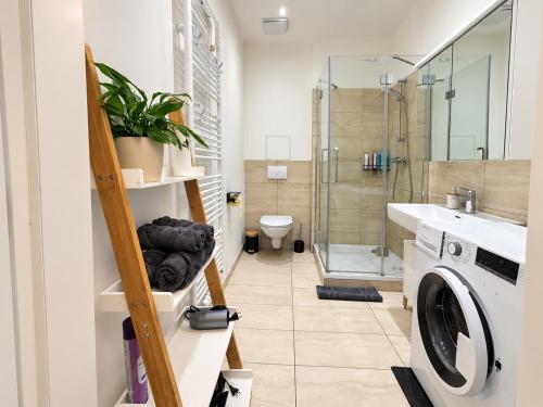Charming Garden Hideaway with AC near City Center