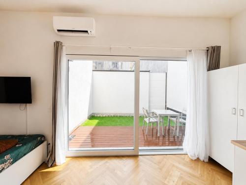 Charming Garden Hideaway with AC near City Center