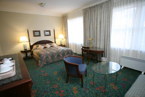 Postel nebo postele na pokoji v ubytování Darcy's Hotel