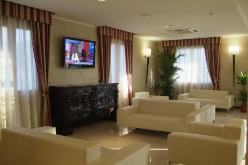 TV a/nebo společenská místnost v ubytování Hotel Arthur