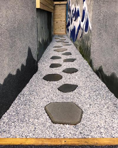 Ruifangにあるチン シャン ティエン フアの建物横の絵画を描いた遊歩道
