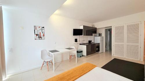 Praia da Rocha, 808 Tarik, Lovely Studio, Sea View, Air Conditioning, Free WI-FI, by IG