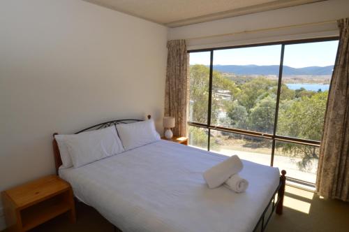 A bed or beds in a room at Mountain View, Kirwan 10