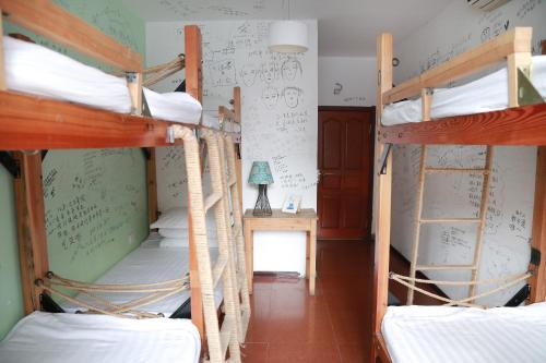 Cama o camas de una habitación en Harbin North International Youth Hostel