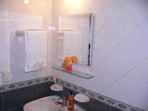 a bathroom with a sink and a mirror and towels at ESPECTACULAR Alem 5007 piso 7 in Mar del Plata