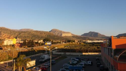 Vista generica sulle montagne o vista sulle montagne dall'interno dell'appartamento