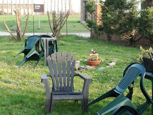 a group of lawn chairs sitting in a yard at Agriturismo La Fattoria Del Boschetto in Fontanellato