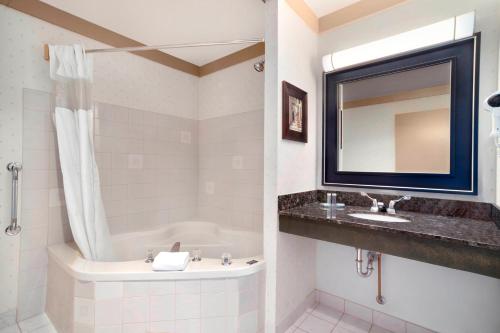 Kylpyhuone majoituspaikassa Days Inn & Suites by Wyndham Sault Ste. Marie ON
