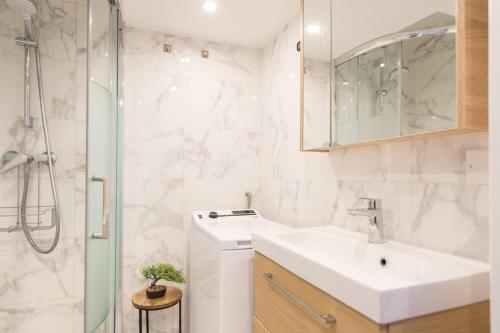 - - Superbe Studio avec Balcon - Nice Centre - -