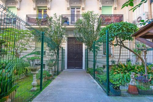 - - Superbe Studio avec Balcon - Nice Centre - -