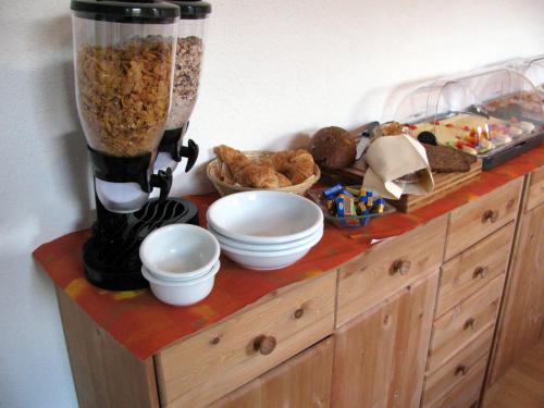a counter with a blender and some food on it at Gästehaus Perrin in Bliesmengen-Bolchen