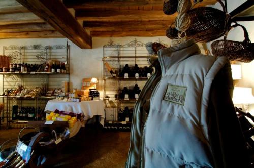 a room with a store with a lot of merchandise at Le Hameau de Barboron in Savigny-lès-Beaune