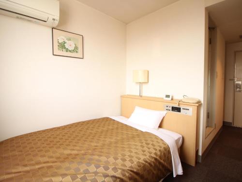 une chambre d'hôtel avec un lit dans une chambre dans l'établissement Hotel LC Gifu Hashima, à Hashima