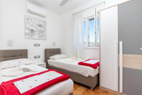 Apartments by the sea Rogoznica - 4313