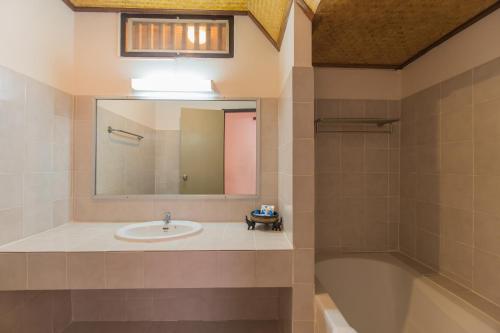 Koupelna v ubytování Coral Hotel Bangsaphan