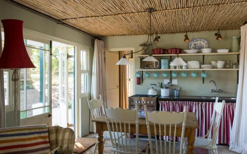 Η κουζίνα ή μικρή κουζίνα στο Vredenhof Farm Cottage