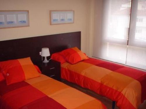 dos camas sentadas una al lado de la otra en un dormitorio en Apartamento Rosa Perez, en Sanxenxo