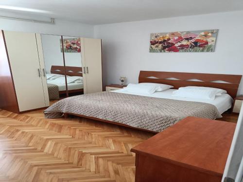 Apartment Ivica - Three Bedroom Apartment with Terrace