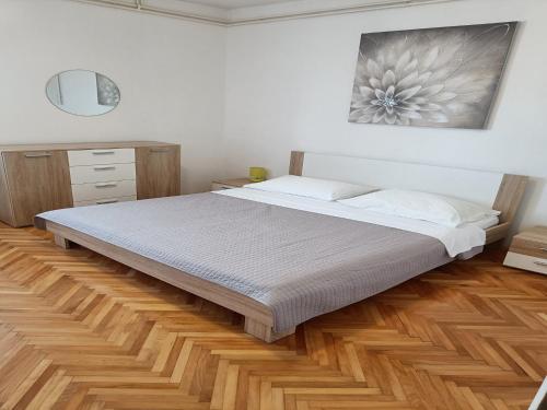 Apartment Ivica - Three Bedroom Apartment with Terrace