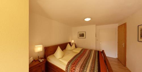 Outdoorhotel Jäger Von Fall في لينغريس: غرفة نوم بسرير في غرفة