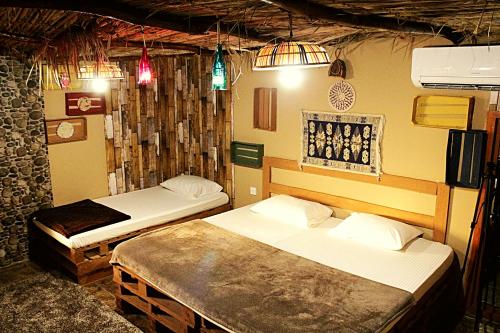 מיטה או מיטות בחדר ב-Al Reem Chalet