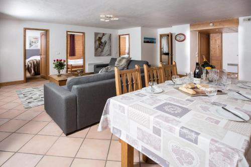 ein Wohnzimmer mit einem Tisch und einem Sofa in der Unterkunft Ginabelle 8 apartment - Chamonix All Year in Chamonix-Mont-Blanc