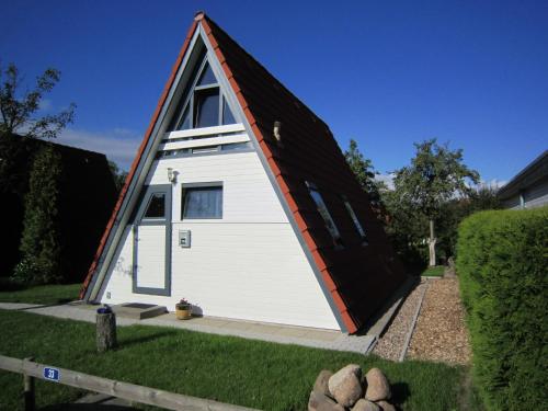 a small house with a gambrel roof at Ferienhaus Wigwam im Feriendorf Al in Bachenbrock