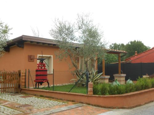 a house with a cat statue in front of it at Ulivo Della Querce in Querce