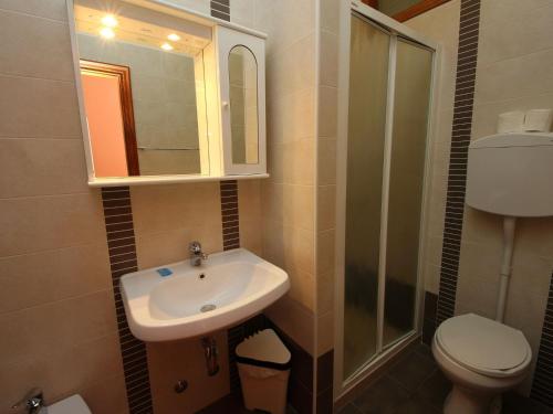 A bathroom at Villa Lauda B&B
